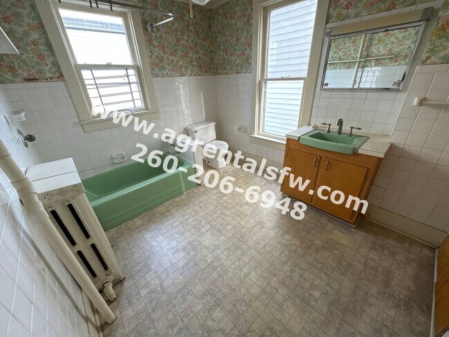 Building Photo - 1002 Columbia Ave