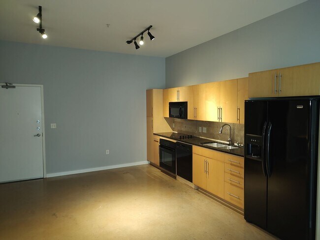 Building Photo - Cute condo on E6th in the center of everyt...