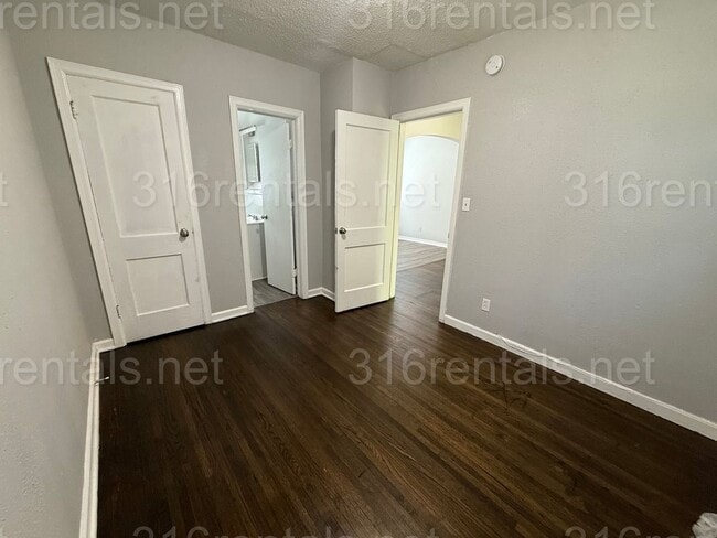 Building Photo - $725 - 2 bed 2 bath - Duplex
