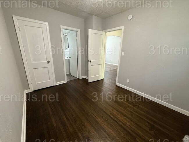Building Photo - $750 - 2 bed 2 bath - Duplex