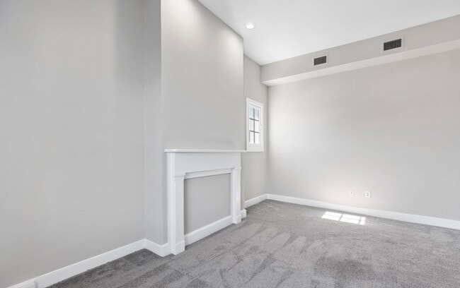 Building Photo - Charming & Spacious 2BR Right in the Heart...