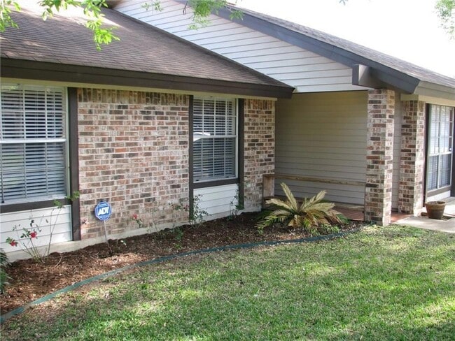 Building Photo - 6509 Skycrest Dr