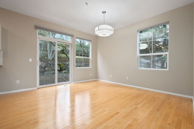 Building Photo - AIR CONDITIONED Townhome in Beautiful Summ...