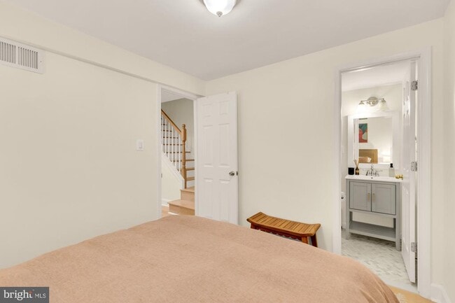 Building Photo - 2536 S Walter Reed Dr