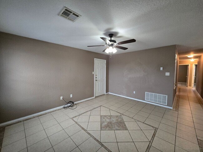 Building Photo - 2710 Alma Dr