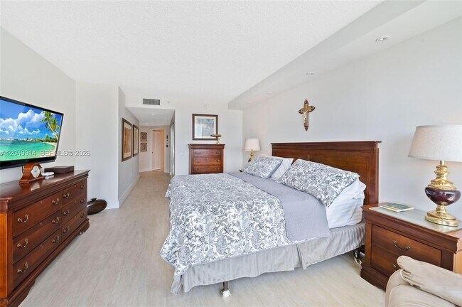 Building Photo - 16400 Collins Ave
