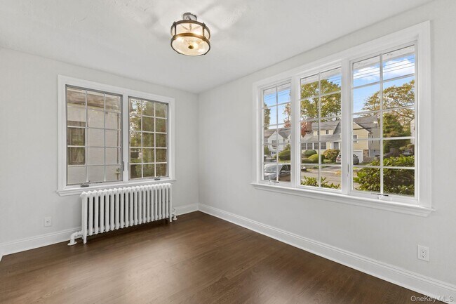 Building Photo - 202 E Garden Rd