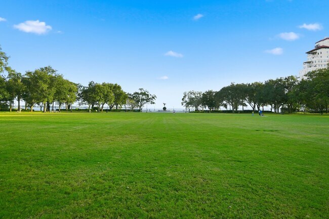 Building Photo - 3319 Pine St