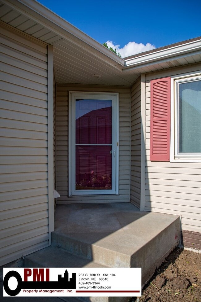 Building Photo - 3 Bedroom and 3 Bathroom Duplex. Available...