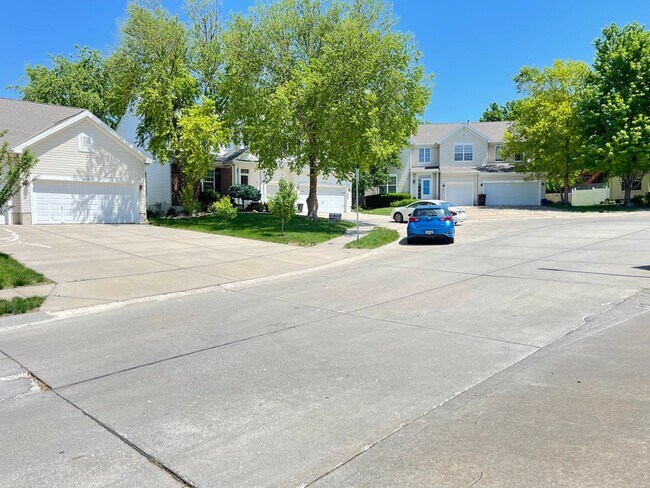 Building Photo - Move-in special. Beautiful 4 bed 2.5 bath 3000+sq ft