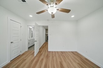 Building Photo - 9711 Derrik Dr