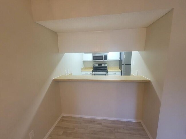 Building Photo - 7076 N Holiday Dr