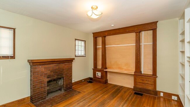 Building Photo - 823 Dewey Ave