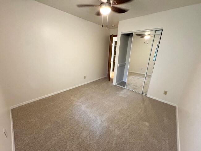 Building Photo - Spacious condo with 2 parking spaces included