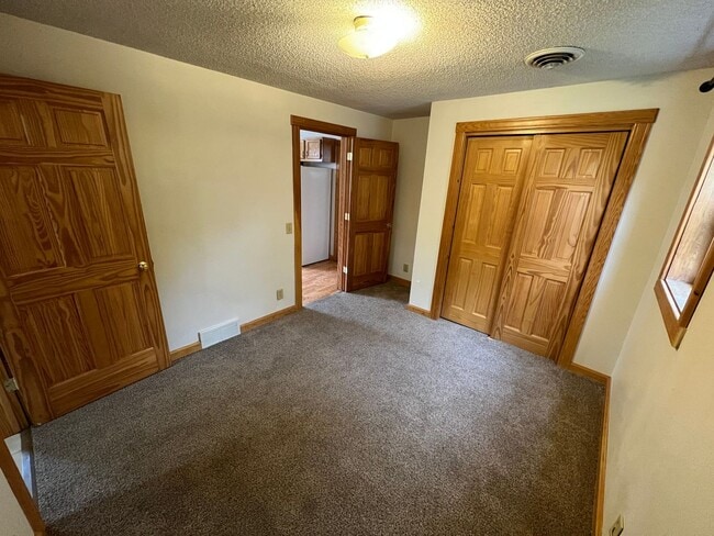 Building Photo - Spacious 3bd/2ba - AVAILABLE NOVEMBER!
