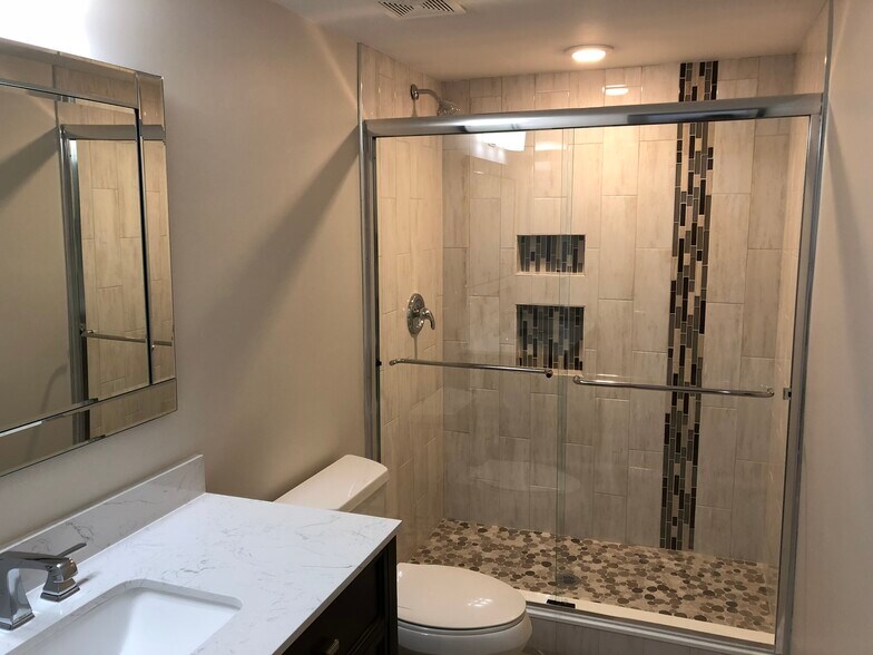 Building Photo - 7940 Los Robles Ct