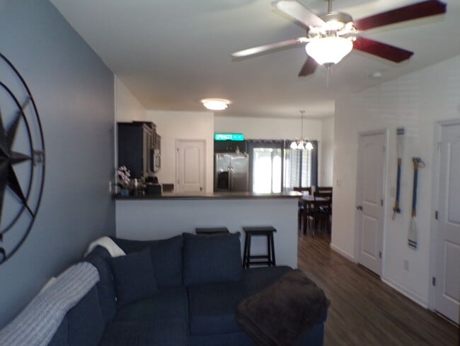 Building Photo - Two Bedroom Two and half Bathrooms Townhome!