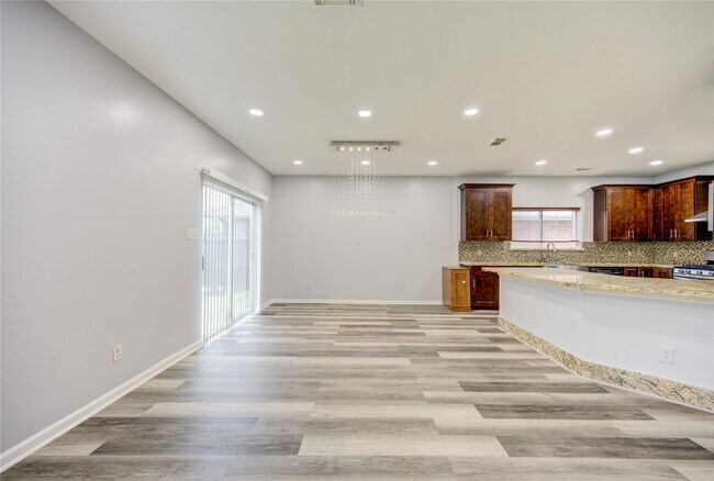 Building Photo - 9351 Royal Way