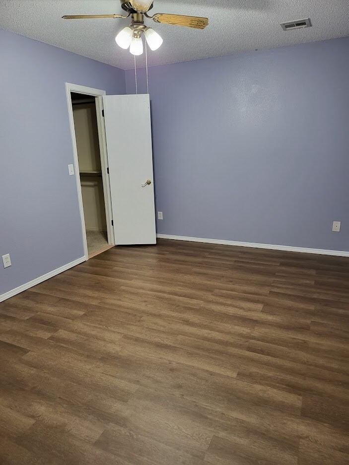 Building Photo - 616 NE Fenway Ave