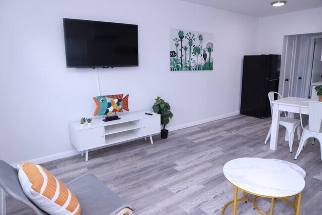 Building Photo - 1109 Douglas Rd