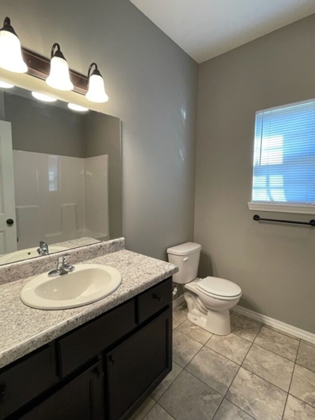 Building Photo - Upscale 3 Bed/2 Bath/3 Car Garage Availabl...