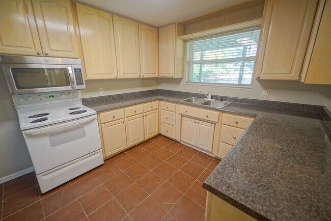 Building Photo - 1804 Skyland Dr