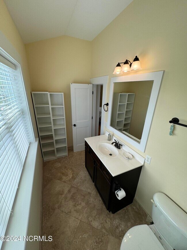 Building Photo - 819 Meadowsweet Ln