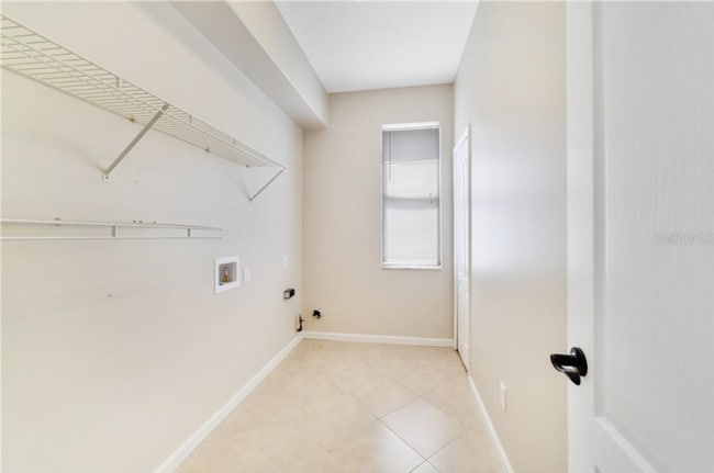 Building Photo - Stunning 5/2.5 Spacious Home with a 3 Car ...