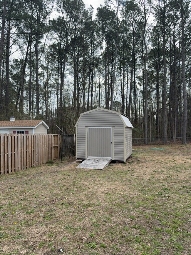 Building Photo - Three Bedroom Two and Half Full Bathroom R...