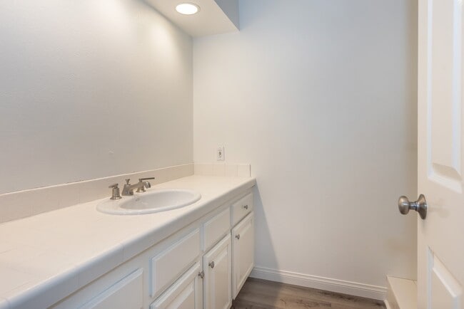 Building Photo - Spacious Downtown 2 bed/ 2.5 bath Condo - 2 blocks from Cottage!