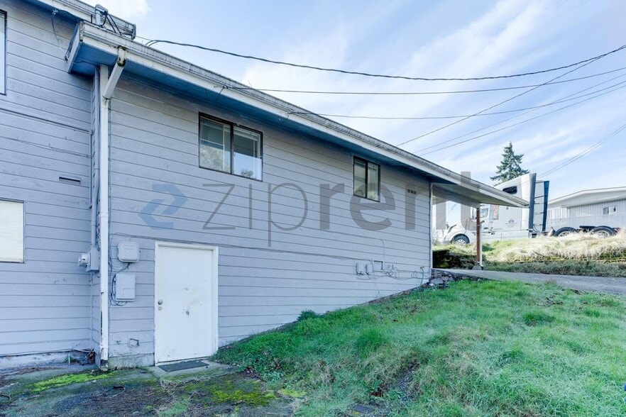 Building Photo - 2717 S 125th St