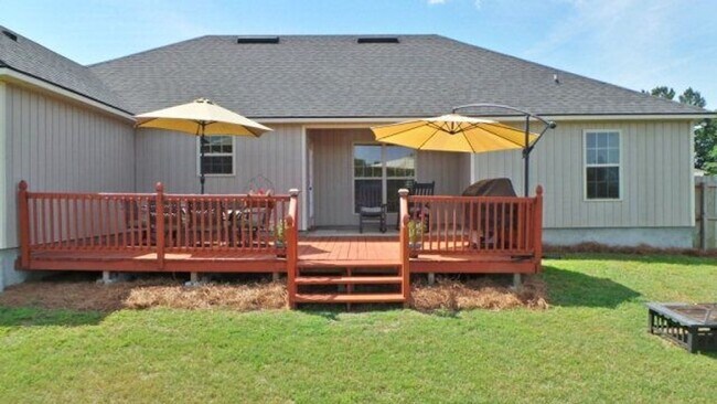 Building Photo - Modern Elegance Meets Spacious Comfort: 4B...
