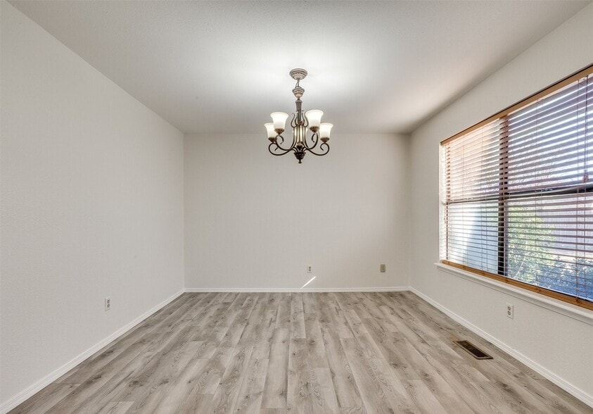 Building Photo - 2605 W Washington Cir
