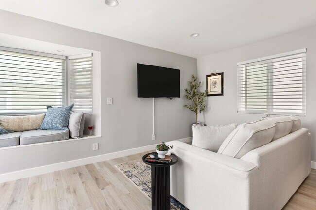 Building Photo - Furnished or Unfurnished Turn Key Updated Home in the Heart of the Peninsula