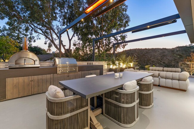 Building Photo - Prestigious Hollywood Hills Home for Rent