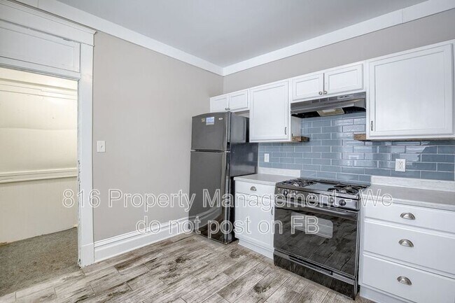 Building Photo - 800 E 33rd St