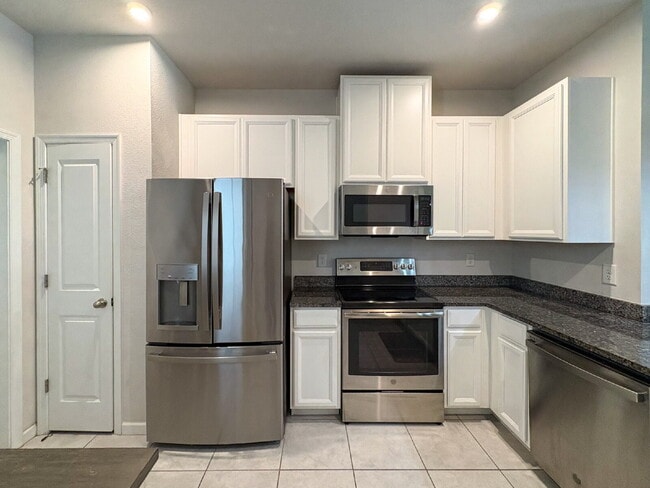 Building Photo - Spacious 3-Bedroom Townhome with garage  i...