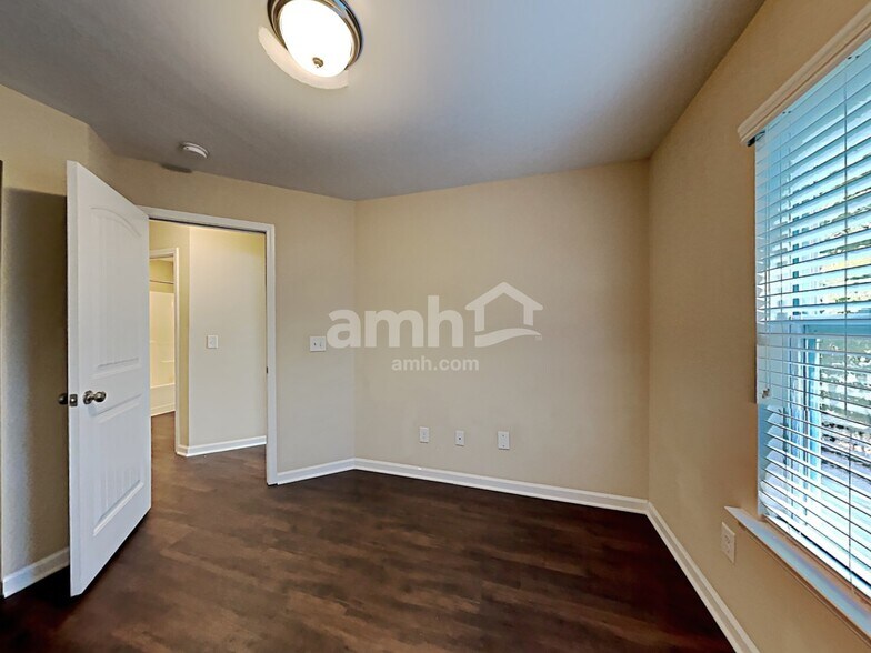 Building Photo - 405 Birch Run Dr