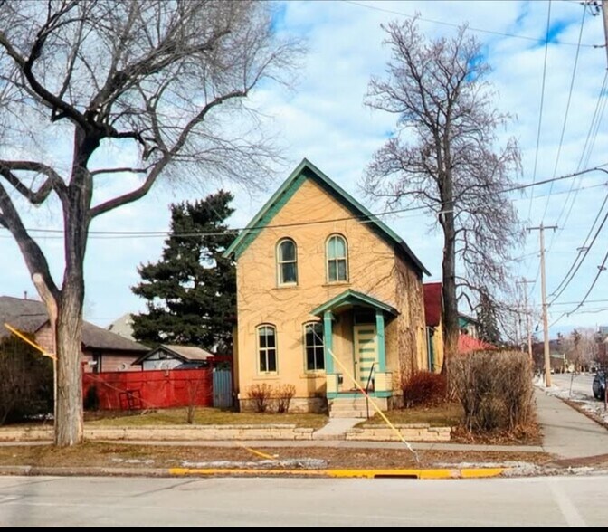Building Photo - 228 E 8th St