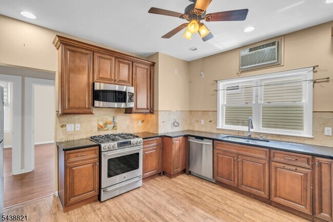 Building Photo - 206 Highland Ave