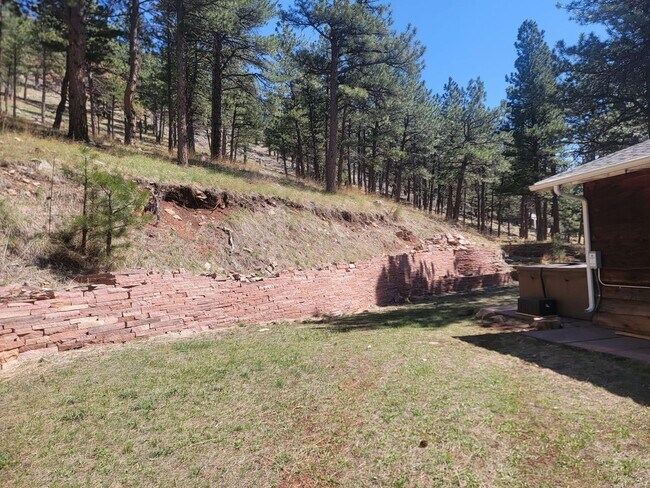 Building Photo - Spacious 4-bedroom + study home; Includes Hot tub and Pool Table - Avail. Now!