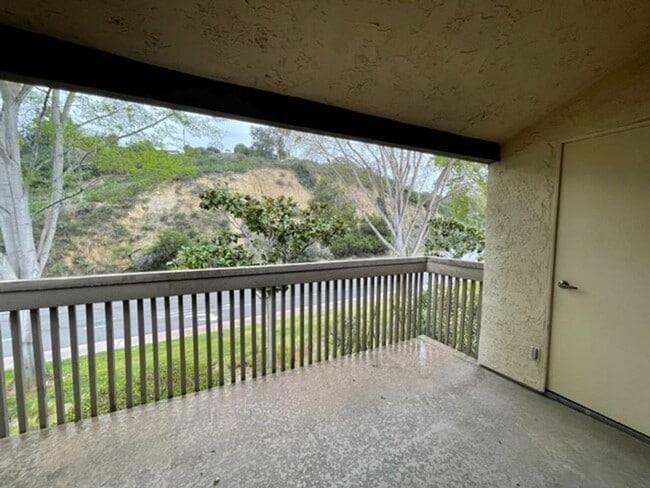 Building Photo - 2 bedroom, 2 bath top floor condo in La Jolla