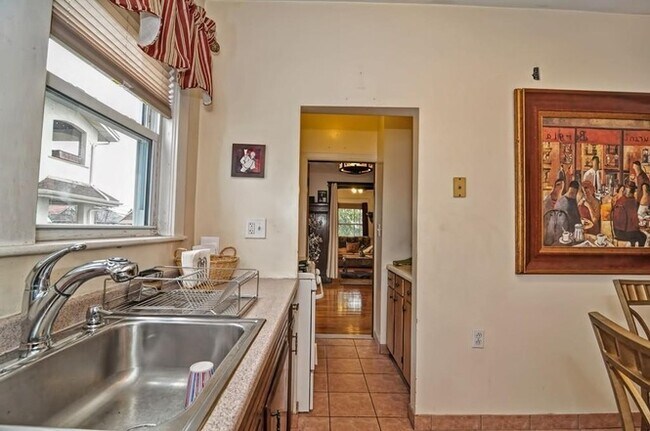 Eat-in Kitchen - 28 Quincy St