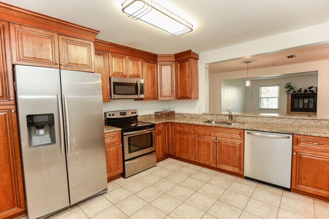 Building Photo - "Charming Kempsville Lake Townhome – Great Amenities & Location!"