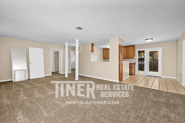 Building Photo - Sunny North Highlands Home