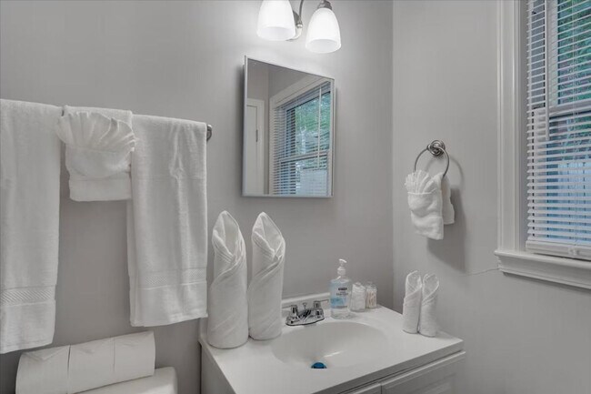 Building Photo - 803 W Markham Ave