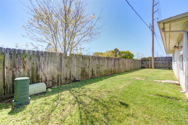 Building Photo - 5349 Pinewood Terrace