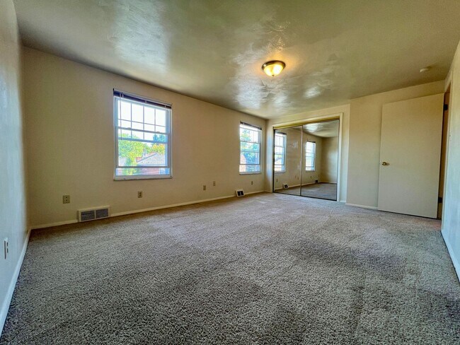 Building Photo - Townhouse in Plum with a Huge Master Bedro...