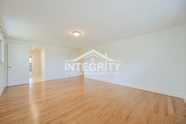 Building Photo - 5051 W Portland Dr