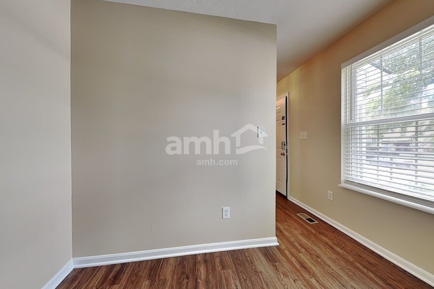 Building Photo - 700 Thornton Dr